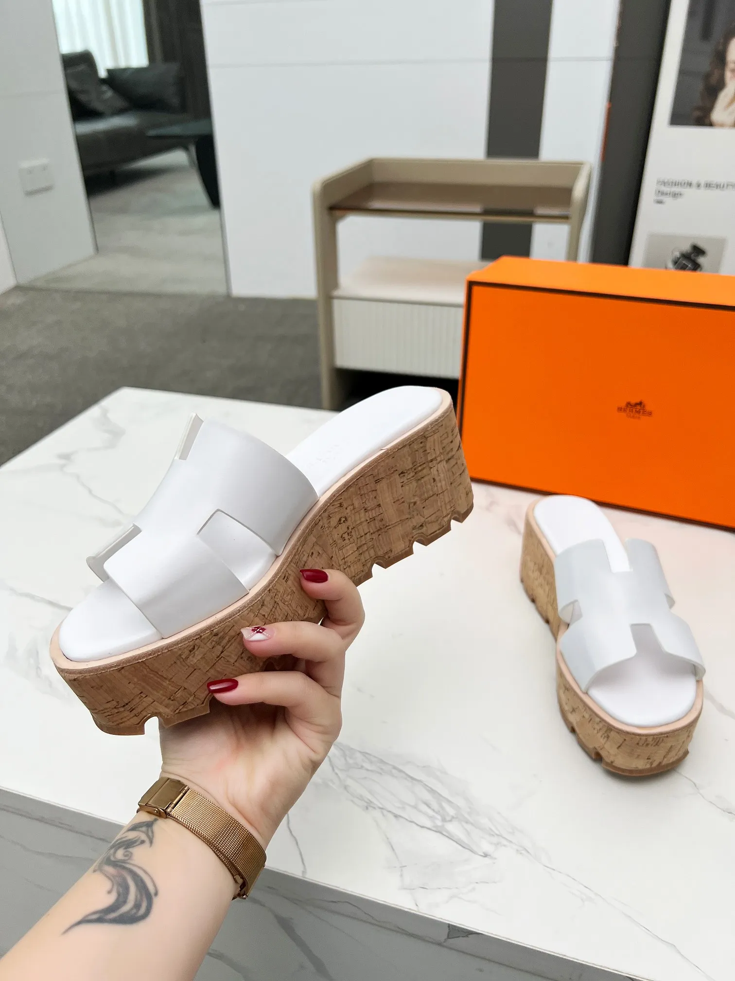 👟👟Ex-factory price 400👟👟 Hermès, upgraded version and workmanship materials. Hermes®🔴The highest version of handmade shoes on the market✨✨ Top product Hermès platform shoes🐎——————————The new model in early spring is the same as the original version, handmade by masters! ❥High-end customization, exclusive products, the highest version in the industry⚠❥Using: Hermers upper: Italian imported cowhide + sheepskin lining (pursuing top walking comfort) ✨～～〰〰〰〰❥ Packing: full set of original packaging━━━━Hermes━━━━━ size: 35-41 (42) customized and non-returnable)